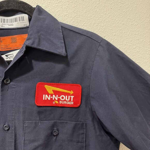 In-N-Out Burger Uniform Shirt Mens Sz S Navy Blue Button Up Red Patch Reed NEW - Picture 2 of 6